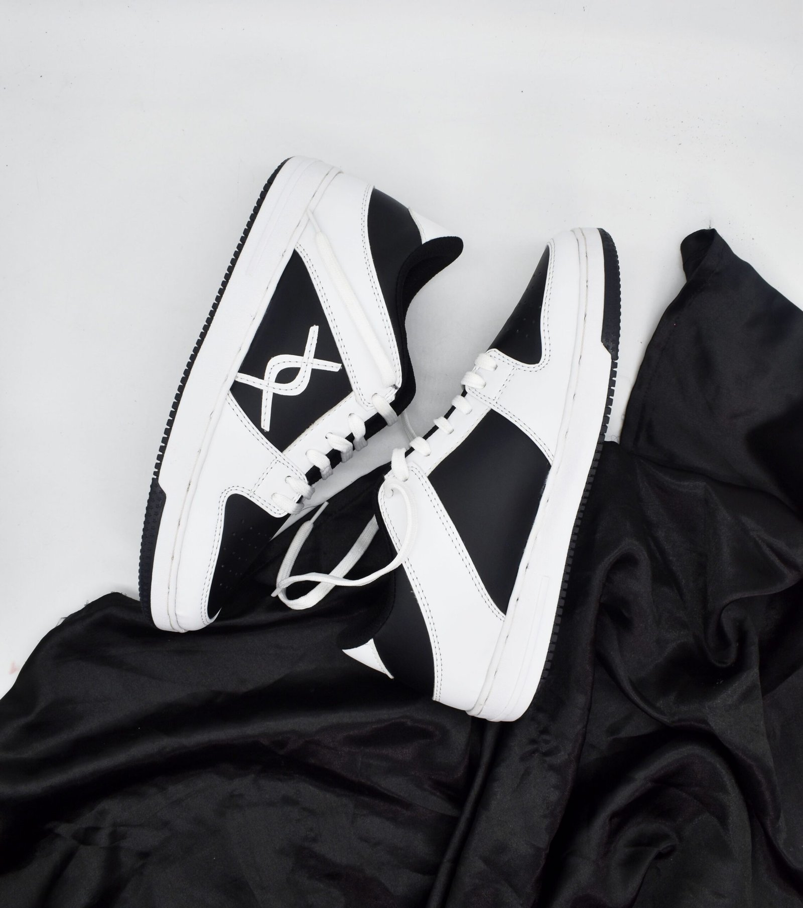 Hyper Black & White Low Edge Sneakers S02W - Image 2