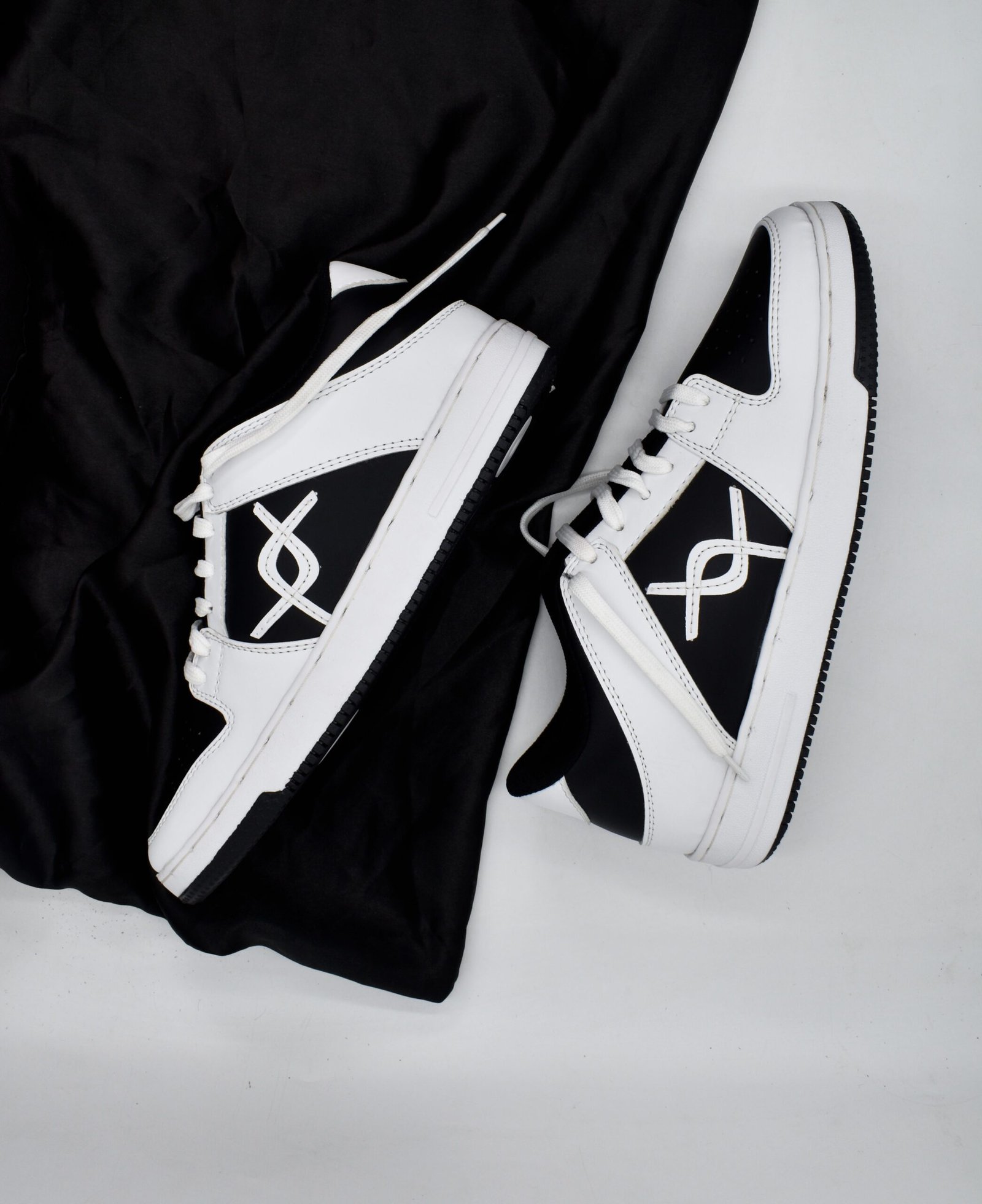 Hyper Black & White Low Edge Sneakers S02W - Image 3