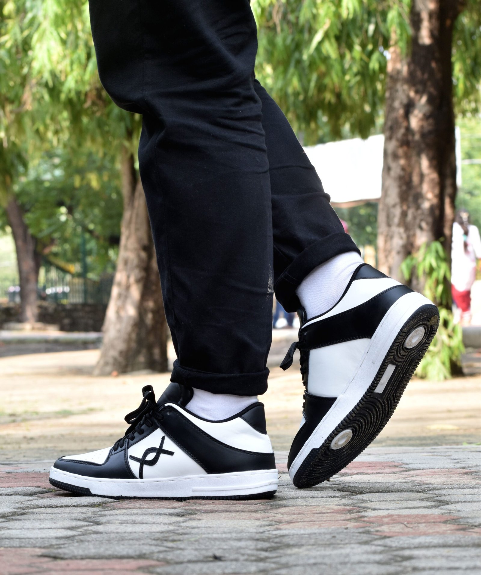 Hyper Black & White Low Edge Sneakers S01A