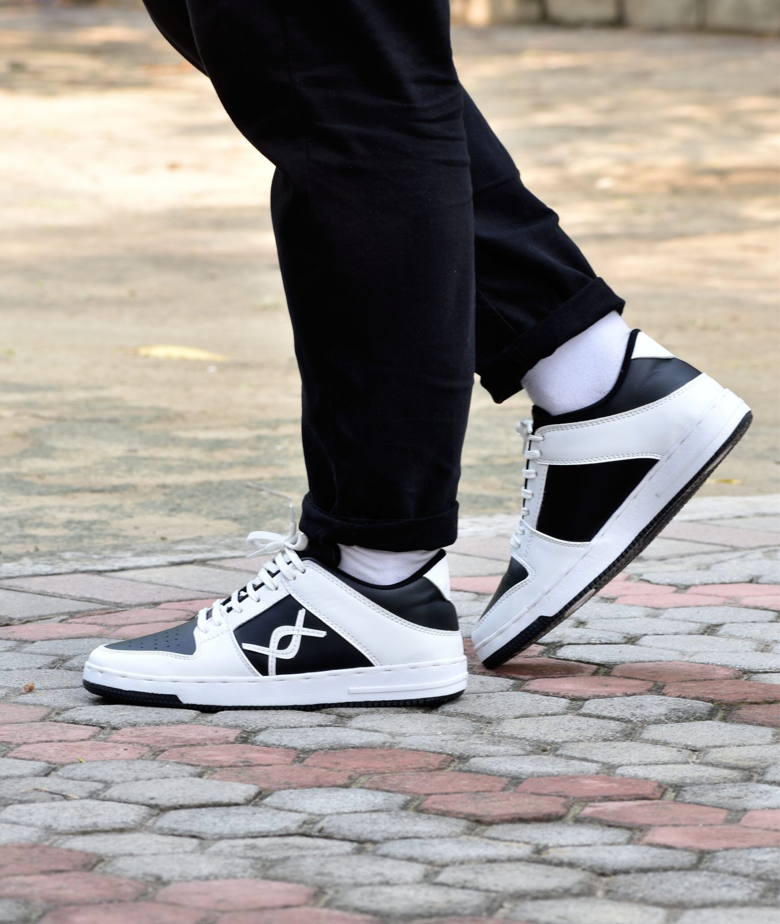 Hyper Black & White Low Edge Sneakers S02W