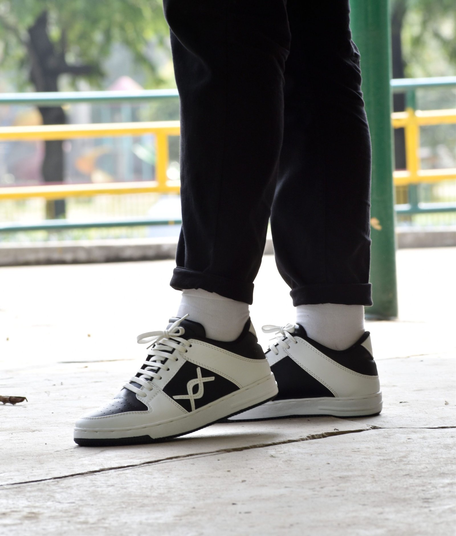 Hyper Black & White Low Edge Sneakers S02W - Image 10